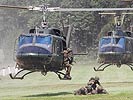 Soldaten landen mit Hubschraubern