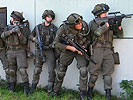 Infanteristen gehen im Kampf vor