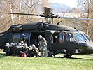 Infanteristen werden von einem Black Hawk angelandet