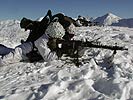 Ein MG-Trupp bezieht Stellung im Schnee