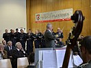Der Polizeichor Kärnten und die Militärmusik Kärnten beim Musizieren. (Bild öffnet sich in einem neuen Fenster)
