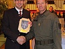 Brigadier Wörgötter übergab Bürgermeister Gruber ein Erinnerungsgeschenk. (Bild öffnet sich in einem neuen Fenster)