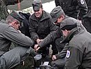 Kurze Pause: Soldaten wärmen sich mit schnell zubereitetem Tee. (Bild öffnet sich in einem neuen Fenster)