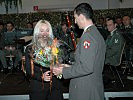 Alexandra Moser erhält einen Blumenstrauß von Brigadier Starlinger. (Bild öffnet sich in einem neuen Fenster)