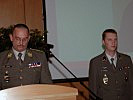 Hauptmann Klaus Wrumnig, r., wird von Oberstleutnant Ninaus präsentiert. (Bild öffnet sich in einem neuen Fenster)