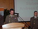 Oberstleutnant Khom präsentiert Stabswachtmeister Andreas Groszschedl, r. (Bild öffnet sich in einem neuen Fenster)