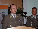 Oberstleutnant Hofer ehrt Offiziersstellvertreter Günter Fellner, r. (Bild öffnet sich in einem neuen Fenster)