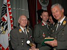 Vizeleutnant Anton Wakonig, l., mit seinem Kommandanten, Oberst Hopfer. (Bild öffnet sich in einem neuen Fenster)