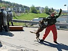Auch Militärhunde werden bei der Demo eingesetzt. (Bild öffnet sich in einem neuen Fenster)