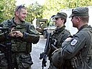 Soldaten des Bundesheeres im Gespräch mit einem deutschen Kameraden. (Bild öffnet sich in einem neuen Fenster)