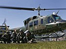 Mit Hubschraubern werden weitere Soldaten rasch zum Einsatzort gebracht. (Bild öffnet sich in einem neuen Fenster)