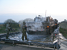 Soldaten der ABC-Abwehrkompanie dekonterminieren einen Panzer