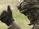 Ein Soldat zeigt "alles ok"