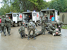 Sanit&auml;ter versorgen verletzte Soldaten