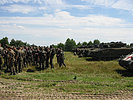 Die Soldaten treten zur Befehlsausgabe an. (Bild öffnet sich in einem neuen Fenster)