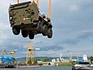 Vier Radpanzer "Pandur" werden im Kremser Hafen verladen. (Bild öffnet sich in einem neuen Fenster)