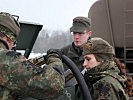 Deutsche Nachschubsoldaten übernehmen die Feldbetankung der Fahrzeuge. (Bild öffnet sich in einem neuen Fenster)