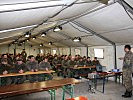 Deutscher Offizier unterrichtet Österreicher in Brand- und Arbeitsschutz. (Bild öffnet sich in einem neuen Fenster)