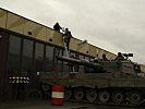 Zur Unterstützung gehen Soldaten auf einem Dach in Stellung. (Bild öffnet sich in einem neuen Fenster)