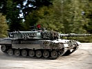Ein Kampfpanzer "Leopard" in voller Fahrt. (Bild öffnet sich in einem neuen Fenster)