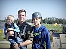 Wachtmeister Ronny Schmidt mit seinem Neffen Ricardo und Bruder Niko. (Bild öffnet sich in einem neuen Fenster)
