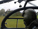 Ein "Alouette"-Pilot kurz vor dem nächsten Übungsflug. (Bild öffnet sich in einem neuen Fenster)