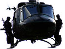 Ein AB-212 Hubschrauber transportiert Soldaten des Jagdkommandos.