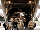 Spezialisten des Jagdkommandos hinter dem Transportflugzeug. (Bild öffnet sich in einem neuen Fenster)
