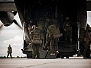 Am Rollfeld wartet eine C-130 "Hercules" auf die Einsatzkräfte. (Bild öffnet sich in einem neuen Fenster)