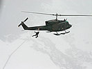 Ein Fallschirmspringer verlässt eine AB-212. (Bild öffnet sich in einem neuen Fenster)