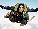 ...springen mit dem Hundeführer am Fallschirm ab. (Bild öffnet sich in einem neuen Fenster)