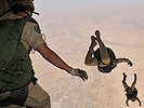 Jagdkommando-Soldaten bei einem Übungssprung mit dem Fallschirm. (Bild öffnet sich in einem neuen Fenster)