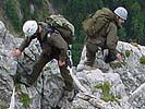 Soldaten klettern im Fels.
