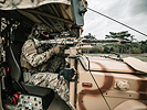 Ein Soldat des Jagdkommandos bewacht Vertriebene im Tschad.