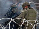 Soldaten st&uuml;rmen ein Haus.