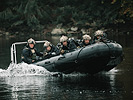 Soldaten des Jagdkommandos auf einem Boot.