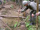 Ein Soldat f&auml;ngt mit einem Speer einen Fisch.