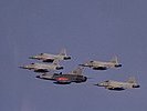 F-5E "Tiger" II eskortieren einen Saab Draken. (Bild öffnet sich in einem neuen Fenster)