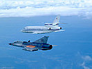 Ein Draken eskortiert ein ziviles Flugzeug. (Bild öffnet sich in einem neuen Fenster)