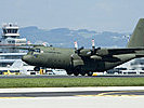 Eine C-130 'Hercules' beim Start in Linz-Hörsching.