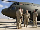 Soldaten des Bundesheeres stehen vor einer C-130 Transportmaschine.