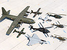 Die Hubschrauber und Flugzeuge der Luftstreitkräfte.