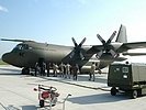 Eine C-130 'Hercules' wird für den Abflug vorbereitet.