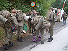 Milizsoldaten r&uuml;cken zu einer &Uuml;bung ein.