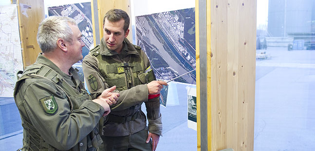 Bartels zeigt einem Milizsoldaten einen Lageplan.