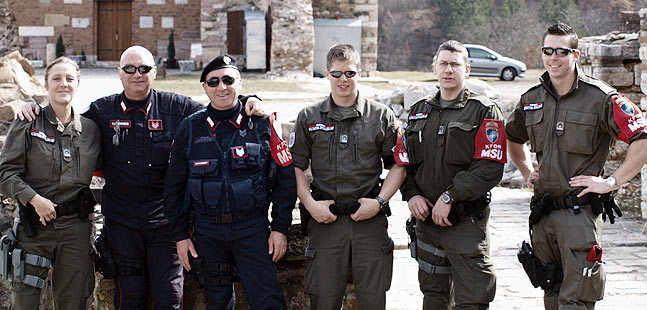 Gruppenfoto mit italienischen Carabinieri.