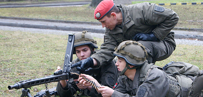 Wachtmeister Drakulic instruiert einen MG-Trupp.