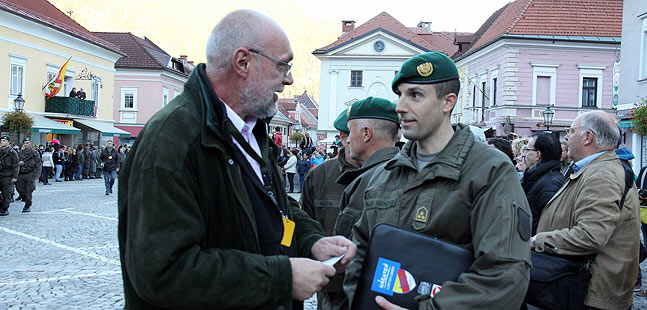 Hofmeister mit einem Journalisten.