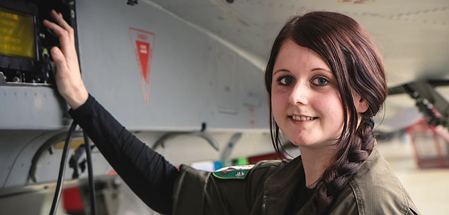 Manuela Traumüller bei der Arbeit an einem Eurofighter.