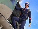 Heeressportler bereiten sich auf "Parachute-Ski"-Bewerbe vor.